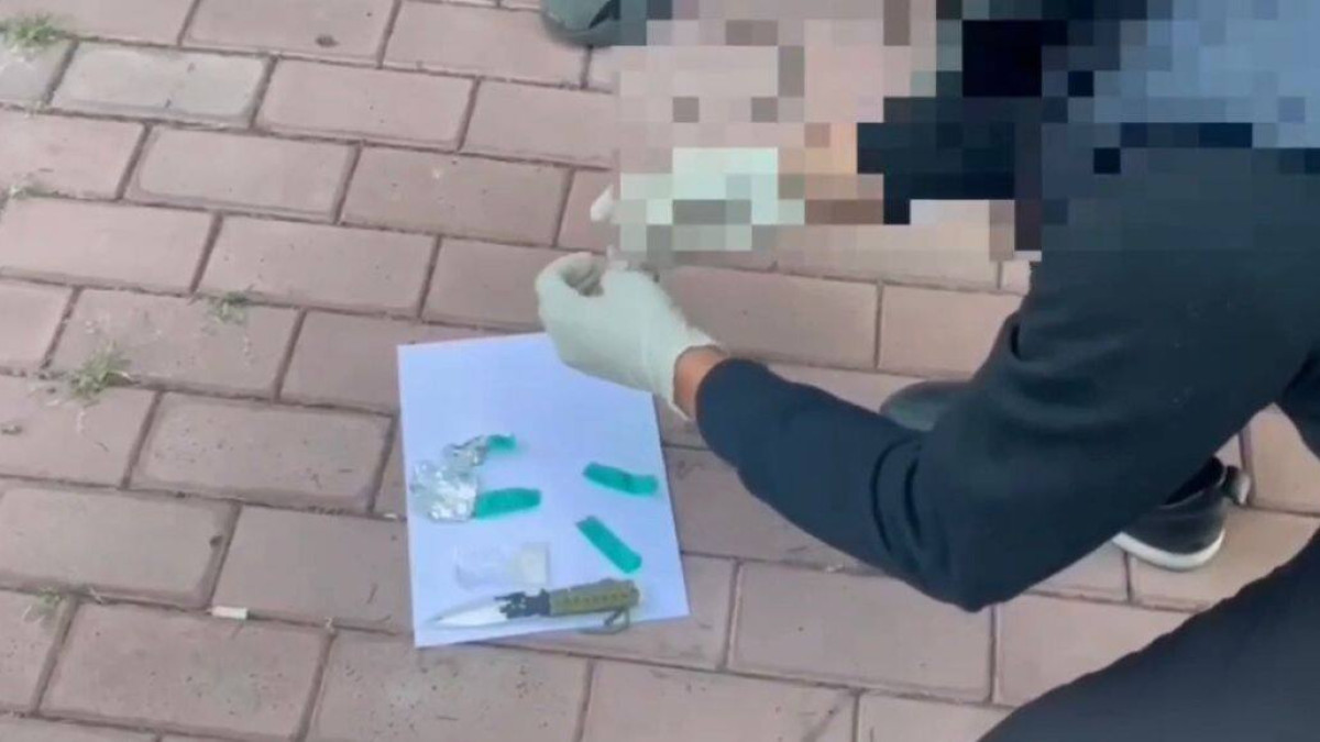 Школьника задержали полицейские, когда он делал закладку «синтетики» в Уральске