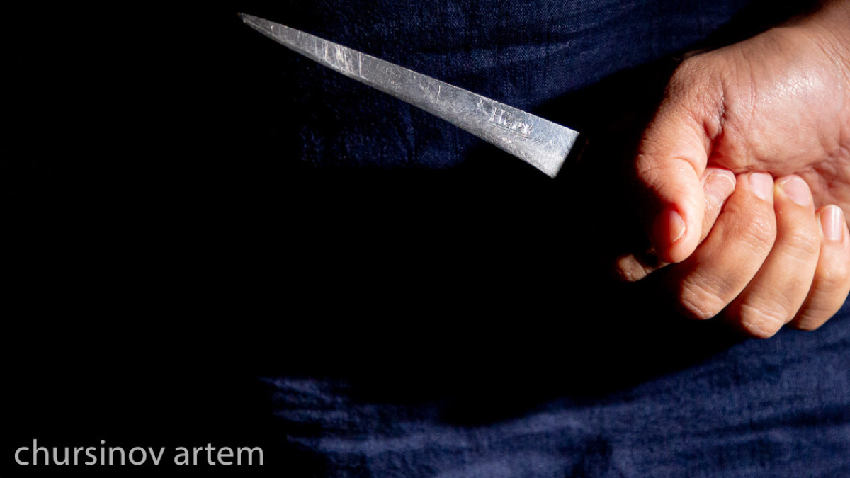 Женщина с самодельным ножом бродила рядом с роддомом в Семее