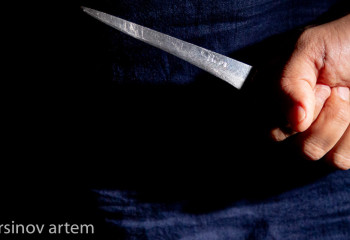 Женщина с самодельным ножом бродила рядом с роддомом в Семее