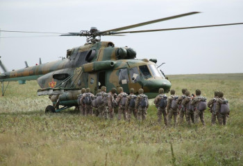 Первый парашютный прыжок совершили молодые лейтенанты