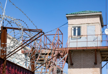 Оралда ер адамдар қабырға арқылы әйелдер түрмесіне кірген