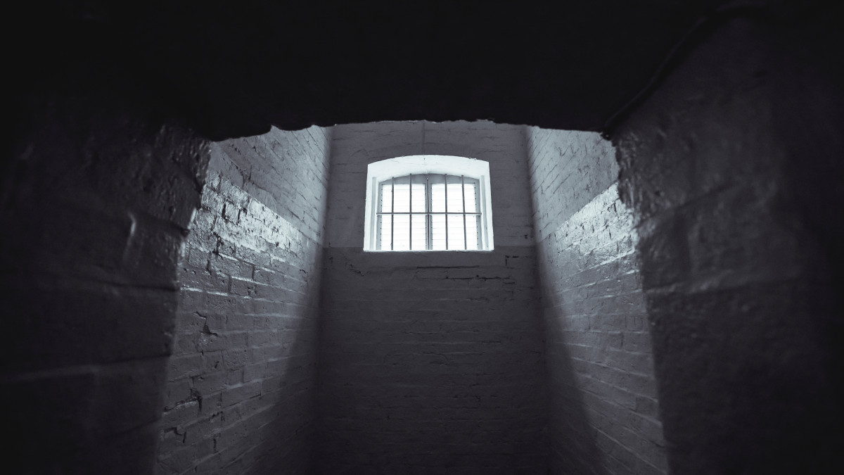 В Уральске заключённые СИЗО пробили дыру в стене и проникли в женскую камеру