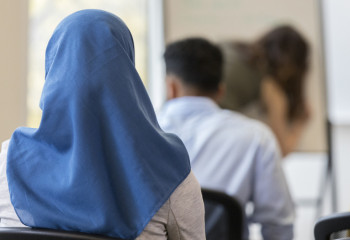 Мектепте орамал тағуға қай елдерде рұқсат берілген?