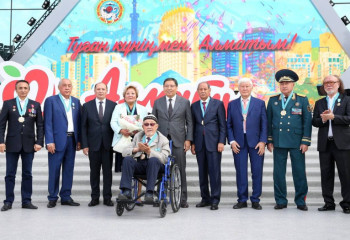 Алматы әкімі тұрғындарды қала күнімен құттықтады