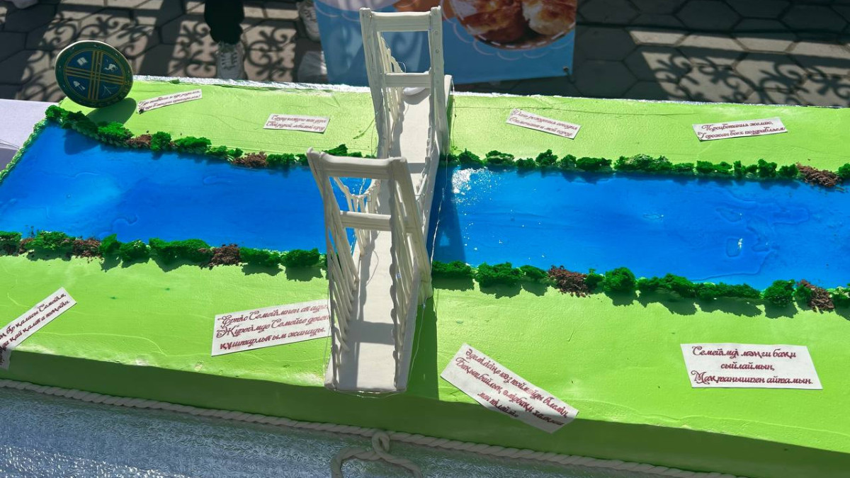 В Семее ко Дню города приготовили 20-метровый торт