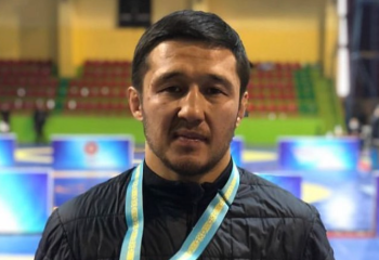 Қазақстандық танымал балуан сауда үйінде ер адамды соққыға жықты