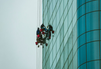 Апашка перерезала трос промышленному альпинисту в Астане