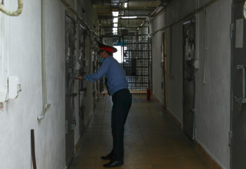 Туған сіңлісін жезөкше болуға мәжбүрлеген әйел ұсталды