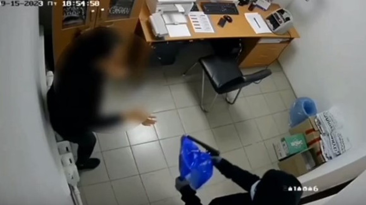 Разбойное нападение на актюбинский ломбард попало на видео