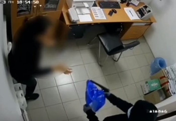 Разбойное нападение на актюбинский ломбард попало на видео