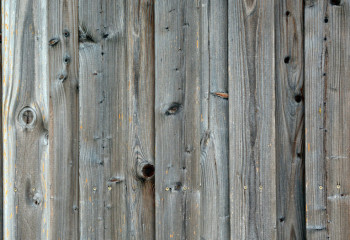 Как в блокбастере: наркозакладчики врезались в забор, пытаясь скрыться от полиции в Шымкенте