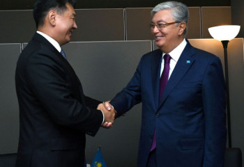 Глава государства провел переговоры с Президентом Монголии Ухнаагийном Хурэлсухом