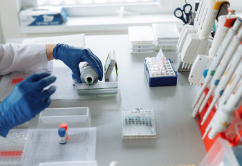 Работница павлодарского алюминиевого завода получила тяжёлый ожог щелочью