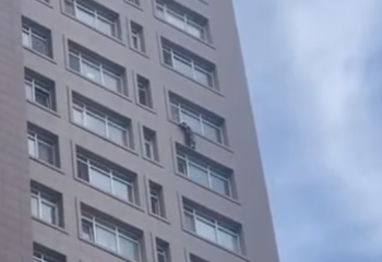 Астанада күзетші тұрғын үйдің 20-қабатында тұрған 10 жастағы қызды құтқарды