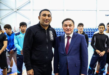 «Ризабек оправдал ожидания страны» - министр туризма и спорта встретился с отцом чемпиона мира по вольной борьбе