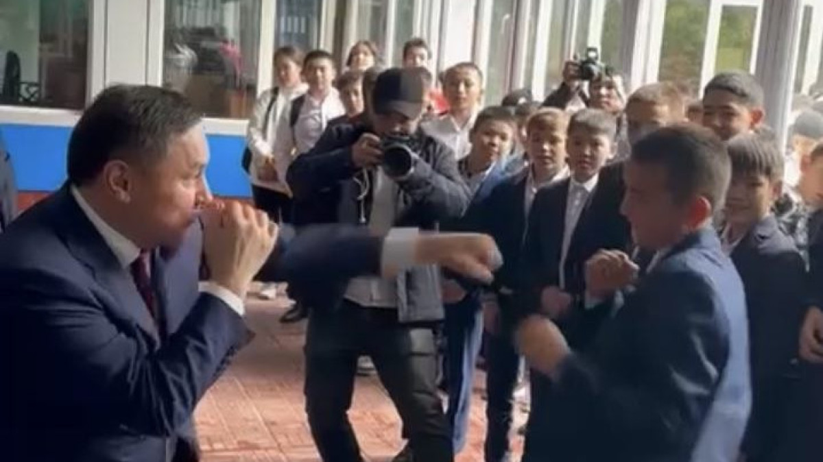 Ученик спортшколы показал свои боксерские навыки министру спорта
