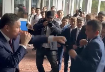 Ученик спортшколы показал свои боксерские навыки министру спорта