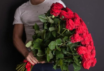 Гүлін құшақтап есекпен келген ер адам желі қолданушыларын тәнті етті