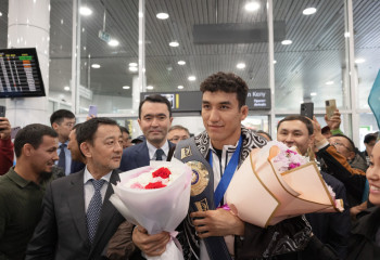 Әлем чемпионы Ризабек Айтмұханды астаналық жанкүйерлері әуежайдан күтіп алды