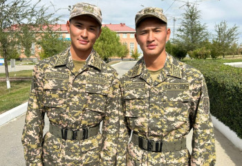 Два шымкентских брата-близнеца, Нур и Султан, мечтают стать акимами