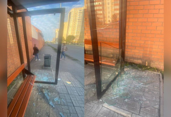 Петропавлда жасөспірім аялдама павильонын қиратты