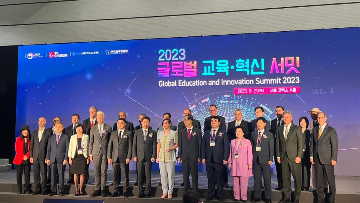 Министр просвещения принял участие в саммите по образованию и инновациям GEIS в Сеуле