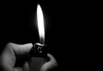 Мужчина из ревности облил сожительницу бензином и поджег