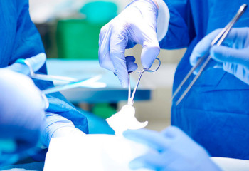 Мальчик впал в кому после падения со школьный лестницы