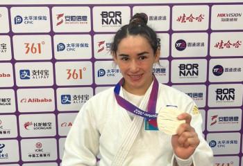 Абиба Әбужақынова жүлдесін 40 күн бұрын қайтыс болған құрбысының рухына арнады