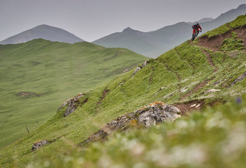 Таулы Карабахтан қоныс аударған армяндар үйлерін өртеп жатыр