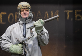 Как работает чистильщик на заводе