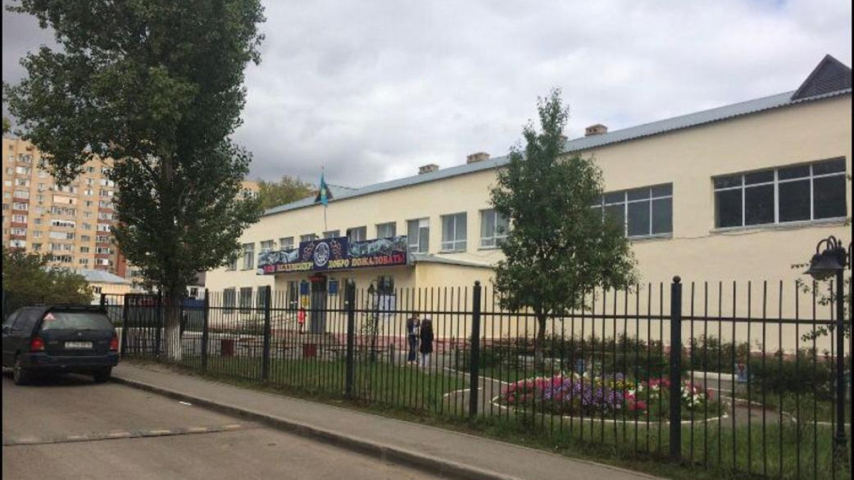 В Астане уволили директора школы, в которой мальчик упал с лестницы