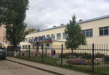 В Астане уволили директора школы, в которой мальчик упал с лестницы