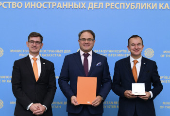 Departing Dutch Ambassador sent off with honors at FM as his successor presents copies of credentials