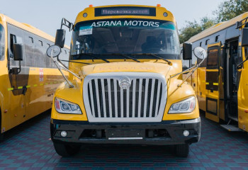 Ключи от новых школьных автобусов вручил аким Атырауской области