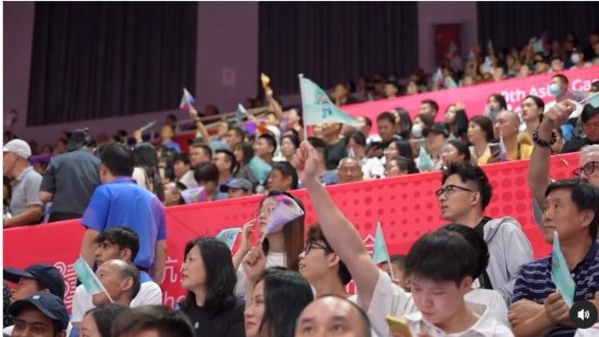 Поклонники Димаша, волонтеры, кандасы и студенты в Китае болеют за сборную Казахстана на Азиаде