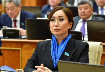 «Меңіреу әйелден меңіреу ұрпақ туады!». Қарақат Әбден әйелдерге лауазым беруді талап етті