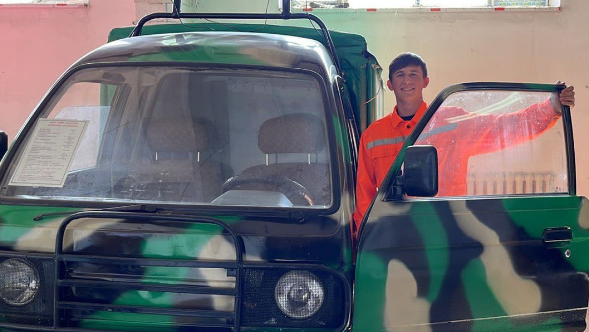 Микроавтобус на солнечной батарее собрал студент туркестанского колледжа