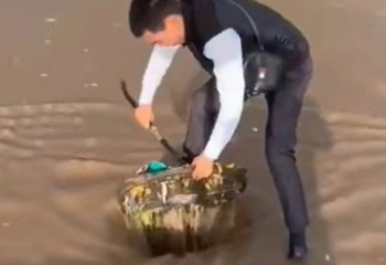 Сотрудник акимата Караганды покорил соцсети, спасая город от затопления после ливня