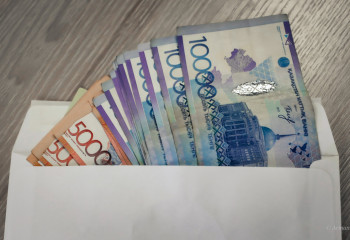 Главу управления  миграционной службы области Абай задержали за получение взятки