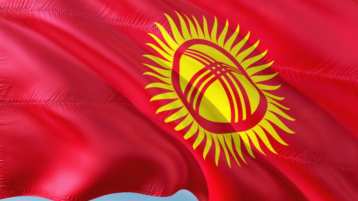 То ли цветок подсолнуха, то ли оборок юрты - лучи солнца на флаге Кыргызстана предлагают поменять