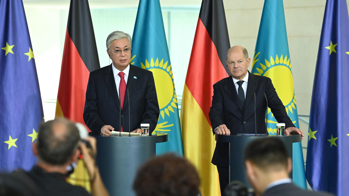 Президент Казахстана и Федеральный канцлер Германии провели брифинг для прессы