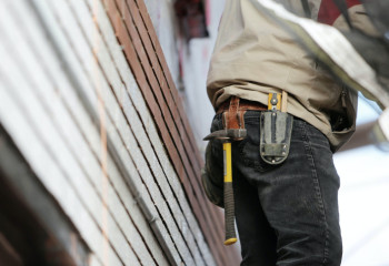 Рабочий сорвался с бетонной плитой и погиб в Степногорске