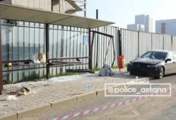 Астанада автокөлік аялдамаға соғылды