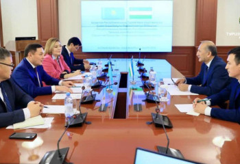 Беспрепятственный проезд туристских автобусов через границу обсудил Ермек Маржикпаев с послом Узбекистана