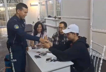 Шымкентте тәртіп сақшылары шетелдік азаматтарға көмек көрсетті