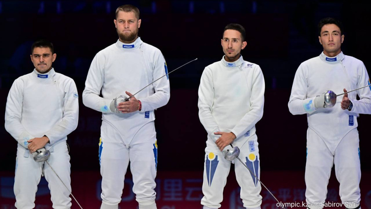 Мужская сборная Казахстана по фехтованию завоевала серебряные медали Азиады