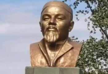 Похожий на Ди Каприо бюст Абая возмутил Казнет