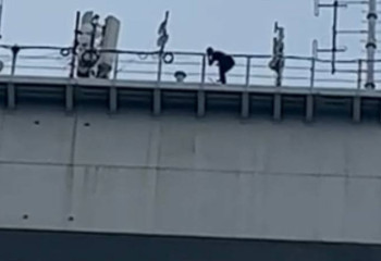 28-летний семейчанин взобрался на подвесной мост и отказывался спускаться