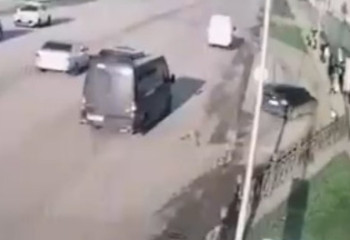 Врезавшегося в остановку с людьми в Астане водителя задержали